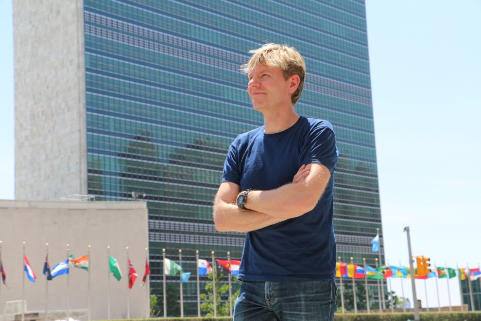 bjorn_in_front_of_un